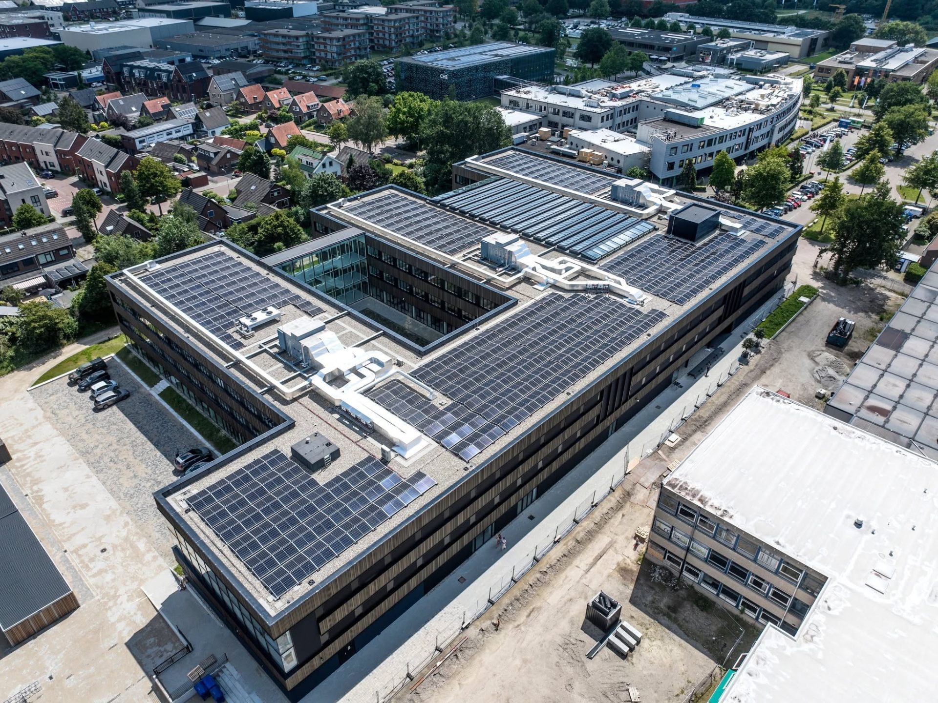Zonnepanelen op bedrijfsgebouw