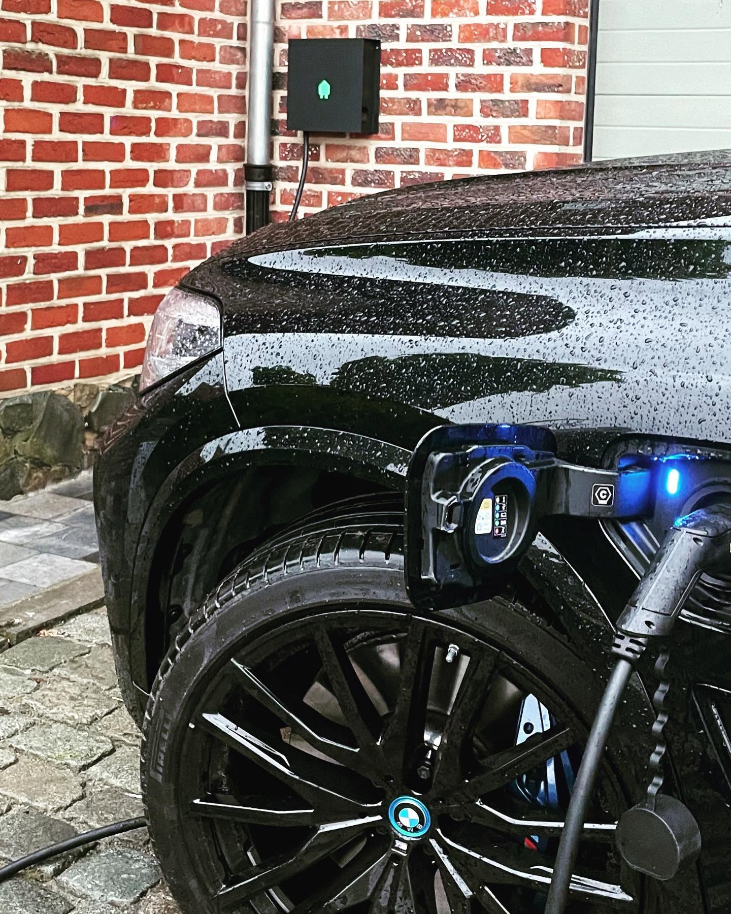 BMW elektrisch geladen aan wandlader