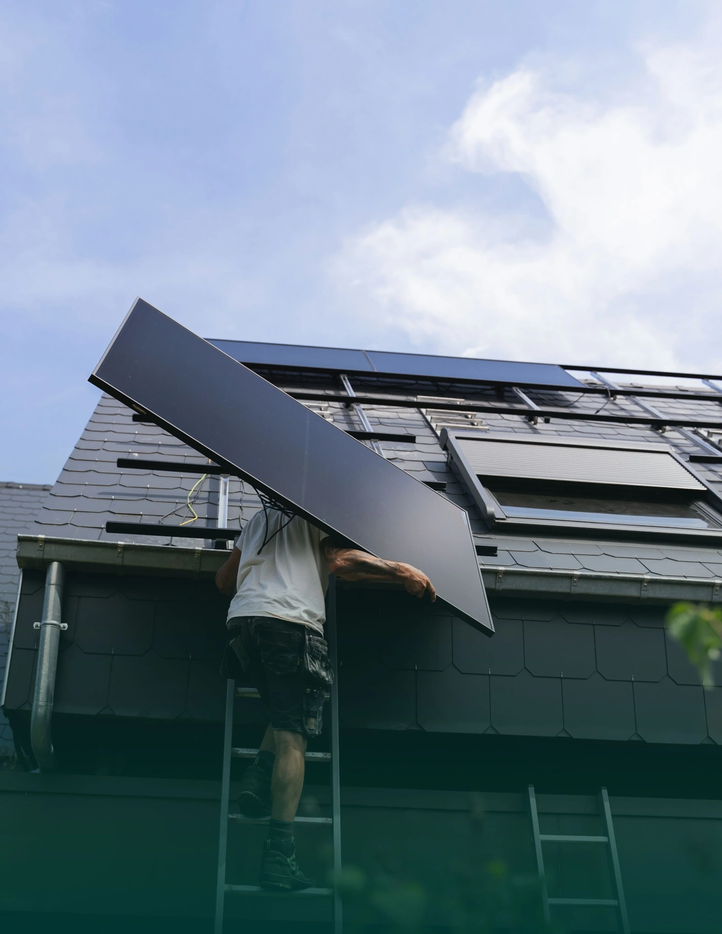 Moderne woning met zonnepanelen en laadpaal